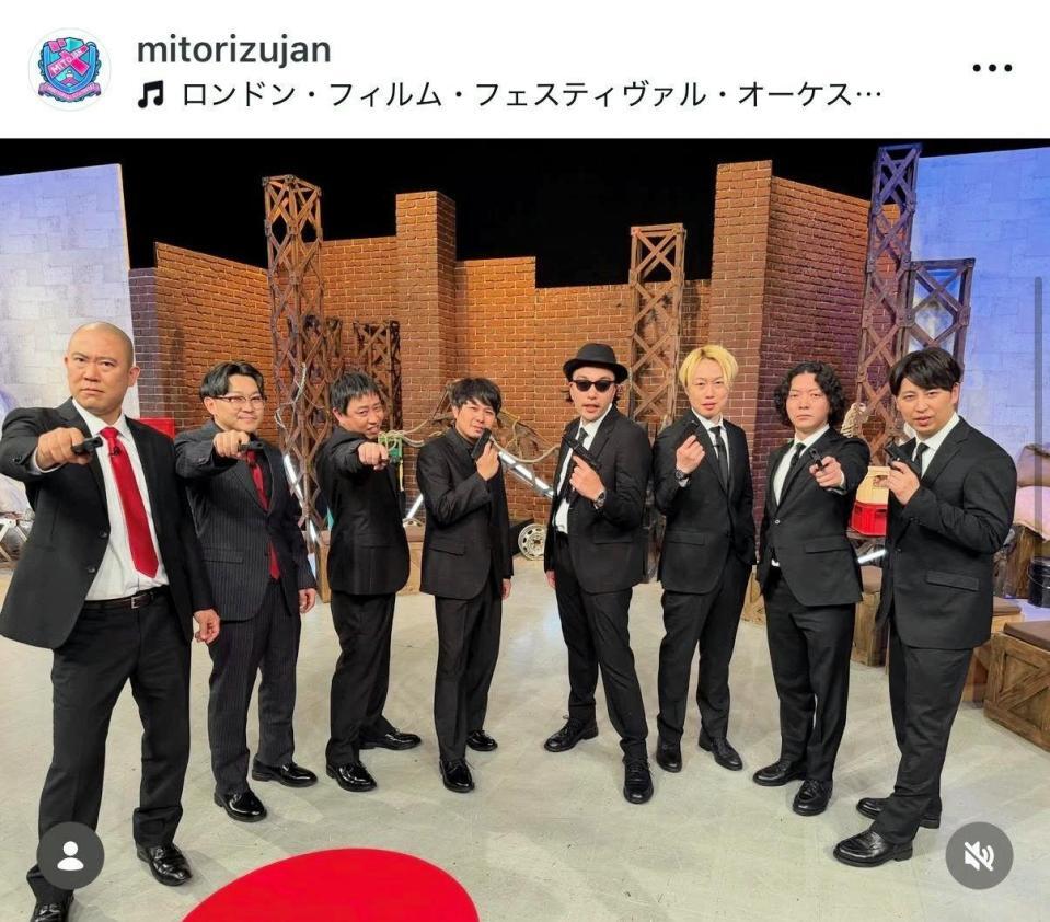 ヒットマンにふんするオズワルド伊藤（左から２人目）。「見取り図じゃん」公式インスタグラム＠ｍｉｔｏｒｉｚｕｊａｎより