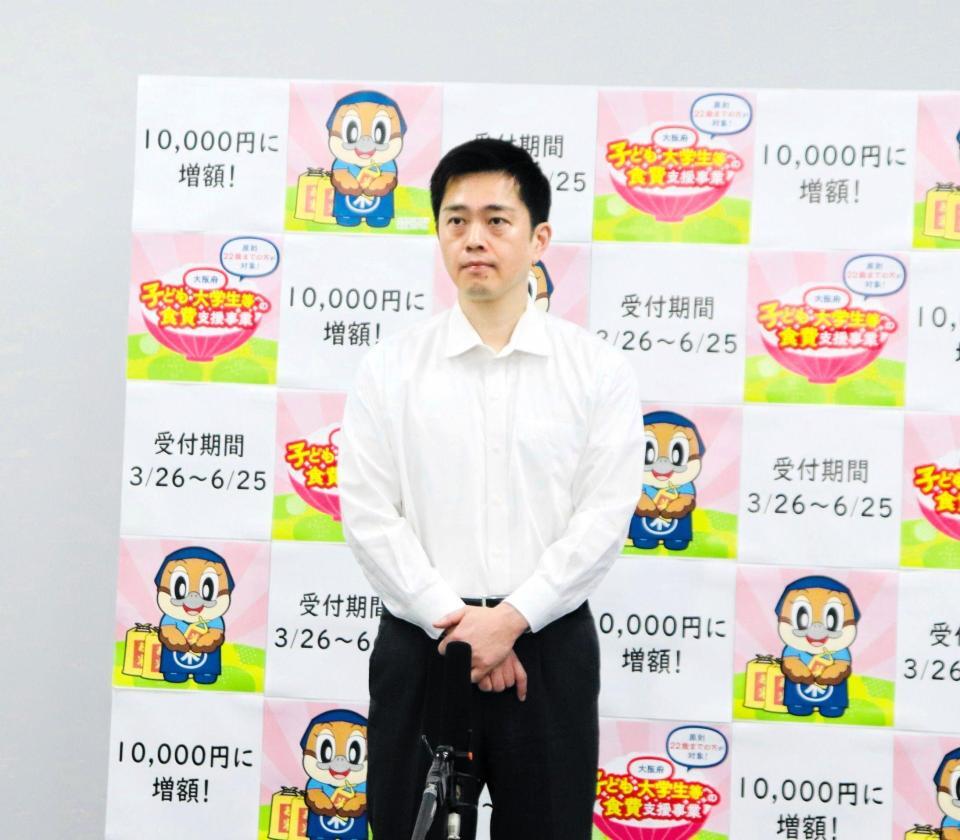記者団の取材に応じる吉村洋文氏＝大阪府庁