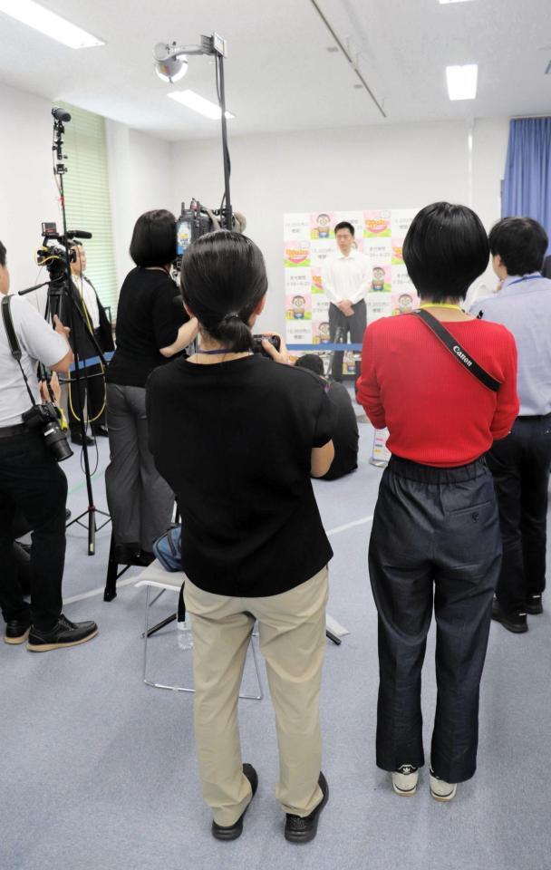 記者団の取材に応じる吉村洋文氏＝大阪府庁