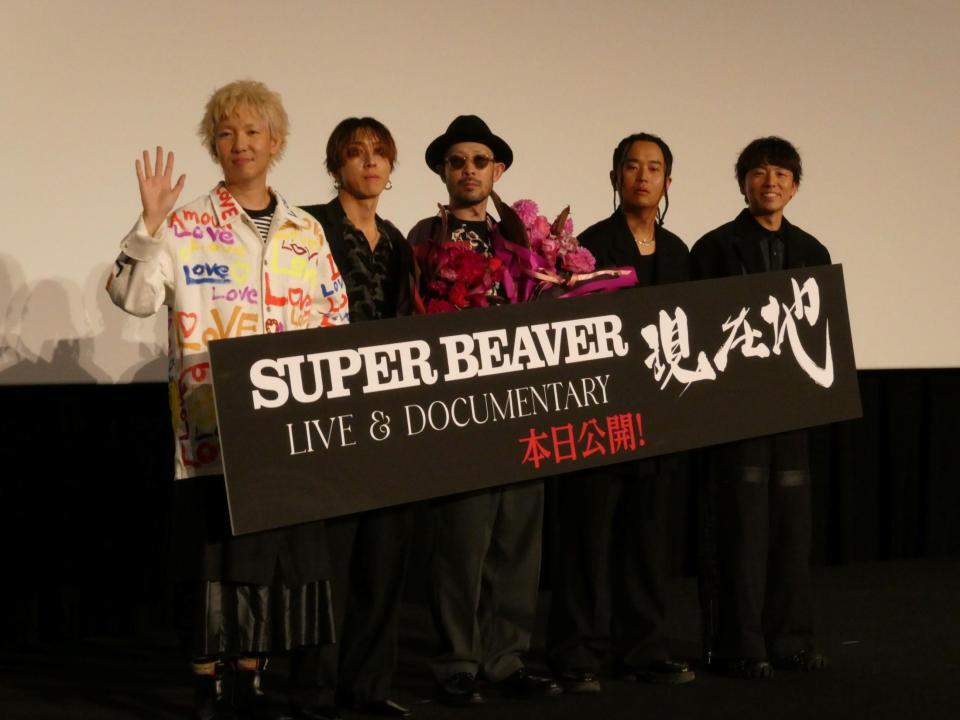 撮影に応じる（左から）柳沢亮太、渋谷龍太、藤原”３７才”広明、上杉研太、若菜俊哉監督