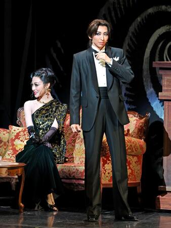 桜木みなと（右）春乃さくら＝宝塚大劇場（撮影・立川洋一郎）