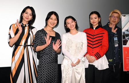 全国公開記念舞台あいさつに登場した（左から）遠藤久美子、鶴田真由、川島鈴遥、森田想、横尾初喜監督（撮影・堀内翔）