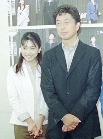 ドラマ「オヤジ探偵」会見で中村雅俊と遠藤久美子＝２００１年