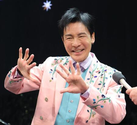 ５５周年ポーズを披露する郷ひろみ（撮影・吉澤敬太） 