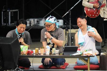 ステージ上で飲む（左から）藤崎マーケット・トキ、兵動大樹、藤田兄さん