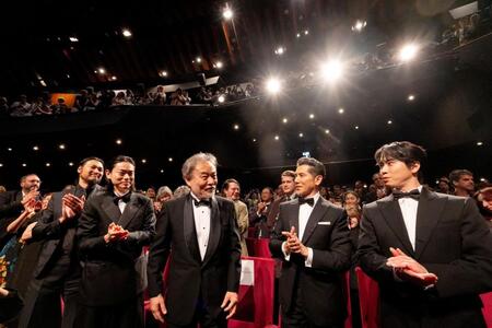 カンヌ国際映画祭に出席した（左から）青木崇高、菅田将暉、黒沢清監督、本木雅弘、宮舘涼太ⓒＫａｚｕｋｏ　Ｗａｋａｙａｍａ