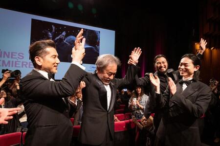 カンヌ国際映画祭に出席した（左から）本木雅弘、黒沢清監督、青木崇高、菅田将暉ⓒＫａｚｕｋｏ　Ｗａｋａｙａｍａ