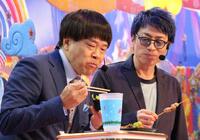 豪快におつまみを食べる蛍原徹（左）と田村淳