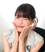 かわいらしくウインクする岸明日香（撮影・堀内翔）