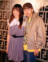 交際中の夫、ＮＩＧＯ（右）と牧瀬里穂（２００６年１１月）