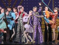 （中央左から）水美舞斗、春乃さくら、桜木みなと＝宝塚大劇場（撮影・立川洋一郎）