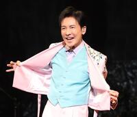 笑顔を見せる郷ひろみ（撮影・吉澤敬太）