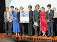 舞台あいさつを行った佐伯日菜子（右から２人目）ら