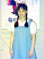 １９９４年６月、映画「毎日が夏休み」会見で。佐伯日菜子