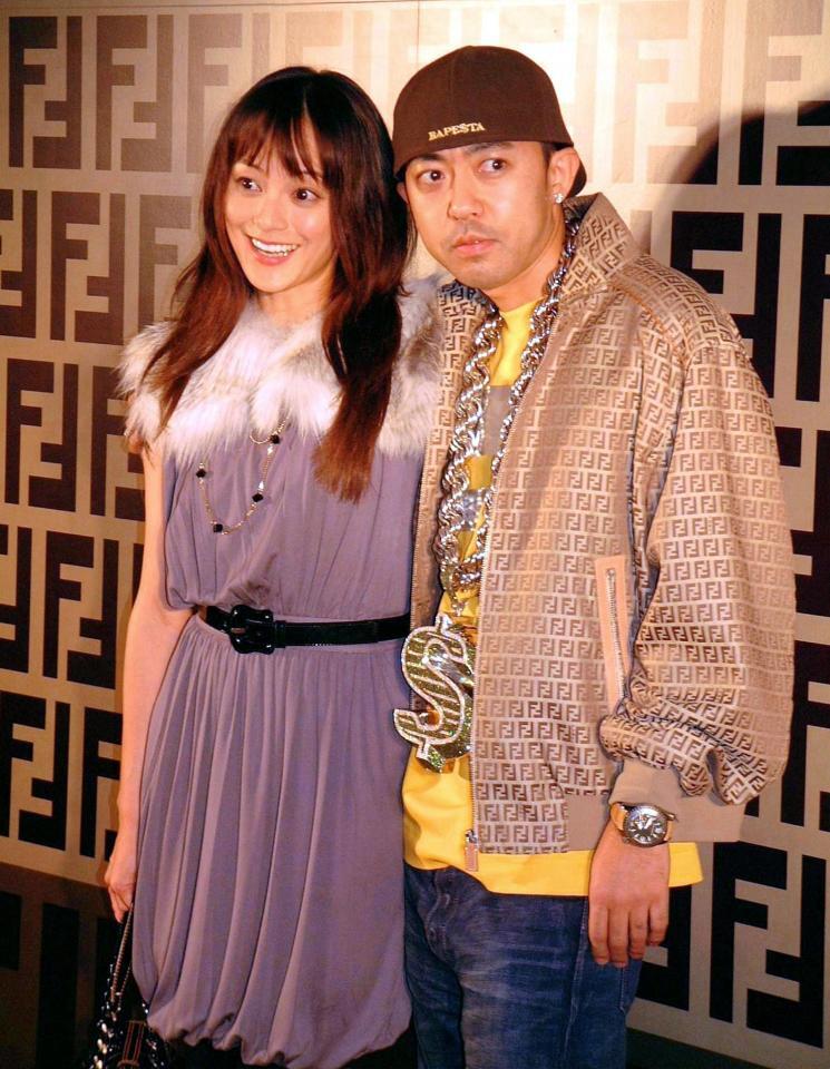 交際中の夫、ＮＩＧＯ（右）と牧瀬里穂（２００６年１１月）