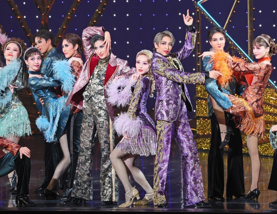 （中央左から）水美舞斗、春乃さくら、桜木みなと＝宝塚大劇場（撮影・立川洋一郎）
