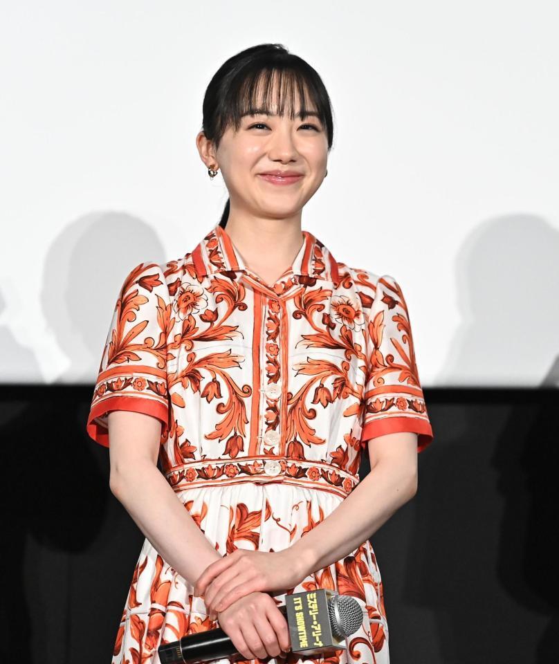 公開初日舞台あいさつで笑顔をふりまく芦田愛菜（撮影・開出牧）