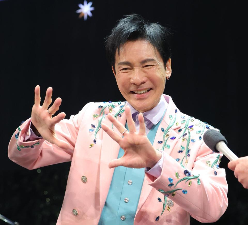 ５５周年ポーズを披露する郷ひろみ（撮影・吉澤敬太） 