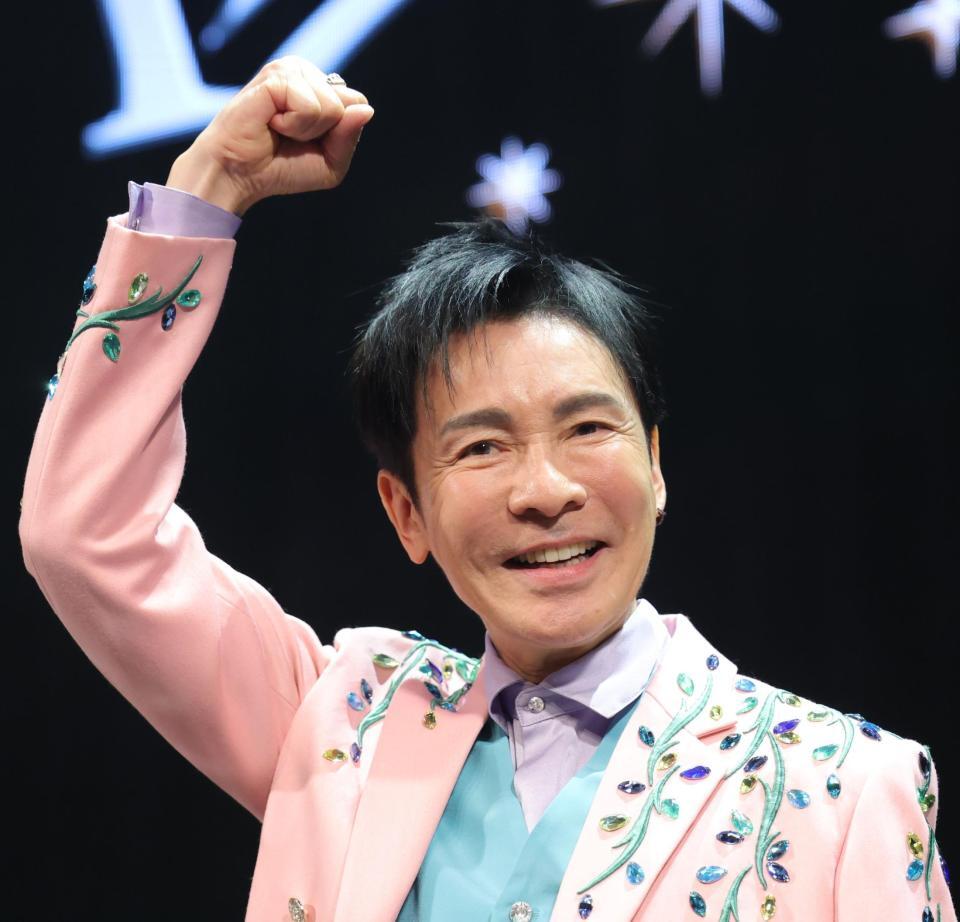新曲「Ｉ’ｍ　Ｎｅｏ　Ｇ」のＧポーズを見披露する郷ひろみ（撮影・吉澤敬太）