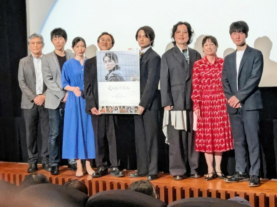 舞台あいさつを行った佐伯日菜子（右から２人目）ら