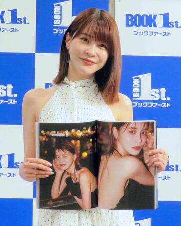 お気に入りのページを披露する岸明日香