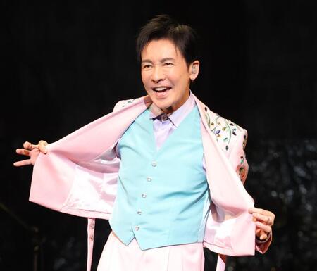 笑顔を見せる郷ひろみ（撮影・吉澤敬太）