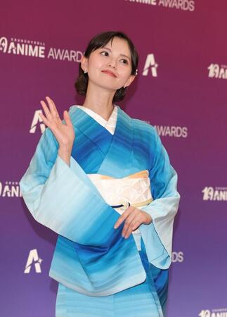 手を振る齋藤飛鳥＝グランドプリンスホテル新高輪（撮影・石井剣太郎）