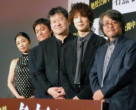 　（左から）ＭＥＧＵＭＩ、丸山隆平、佐藤二朗、佐々木蔵之介、城定秀夫監督