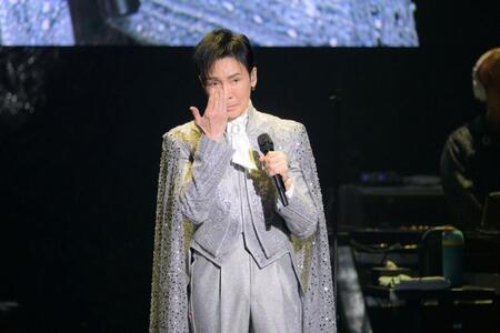 アンコールで涙を流した郷ひろみ（撮影・大平晋也）