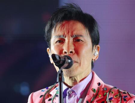 前を見つめて歌う郷ひろみ＝埼玉県・サンシティホール（撮影・吉澤敬太）