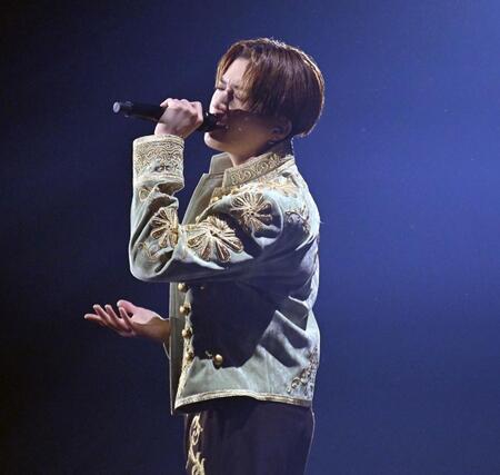 歌唱する八木勇征（撮影・菊地大作、木下真理）　