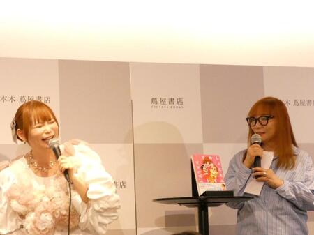 実母・桂子さんのサプライズ登場に笑顔の中川翔子（左）