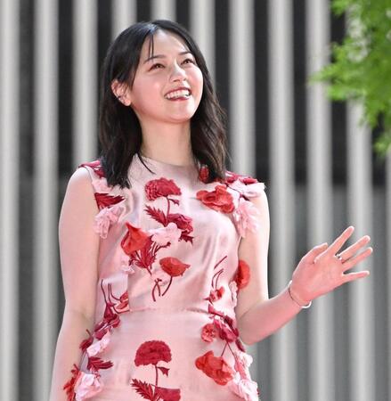 イベントに登場し笑顔をふりまく西野七瀬（撮影・開出牧）