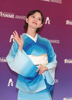 手を振る齋藤飛鳥＝グランドプリンスホテル新高輪（撮影・石井剣太郎）