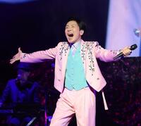 ステージで躍動する郷ひろみ（撮影・吉澤敬太）