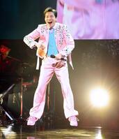 ステージで躍動する郷ひろみ（撮影・吉澤敬太）　
