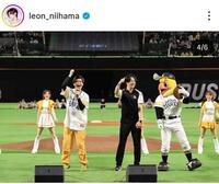 ２５年６月、野球部でバッテリーを組んでいた元ソフトバンク投手・重田倫明球団広報を捕手に、始球式。歌も披露。新浜レオンのインスタグラム＠ｌｅｏｎ＿ｎｉｉｈａｍａより