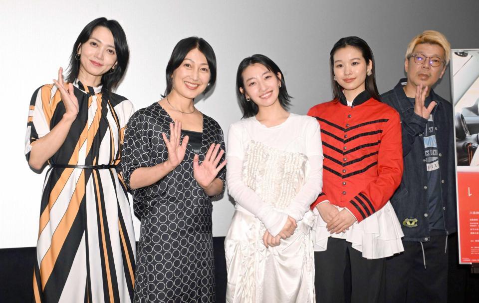 （左から）遠藤久美子、鶴田真由、川島鈴遥、森田想、横尾初喜監督