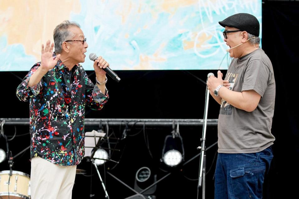 兵動大樹（右）主催の野外フェス「おしゃべり大好き。感謝祭　しゃべって歌ってみんなでげちゃ呑み～てぃんぐ」に出演した円広志
