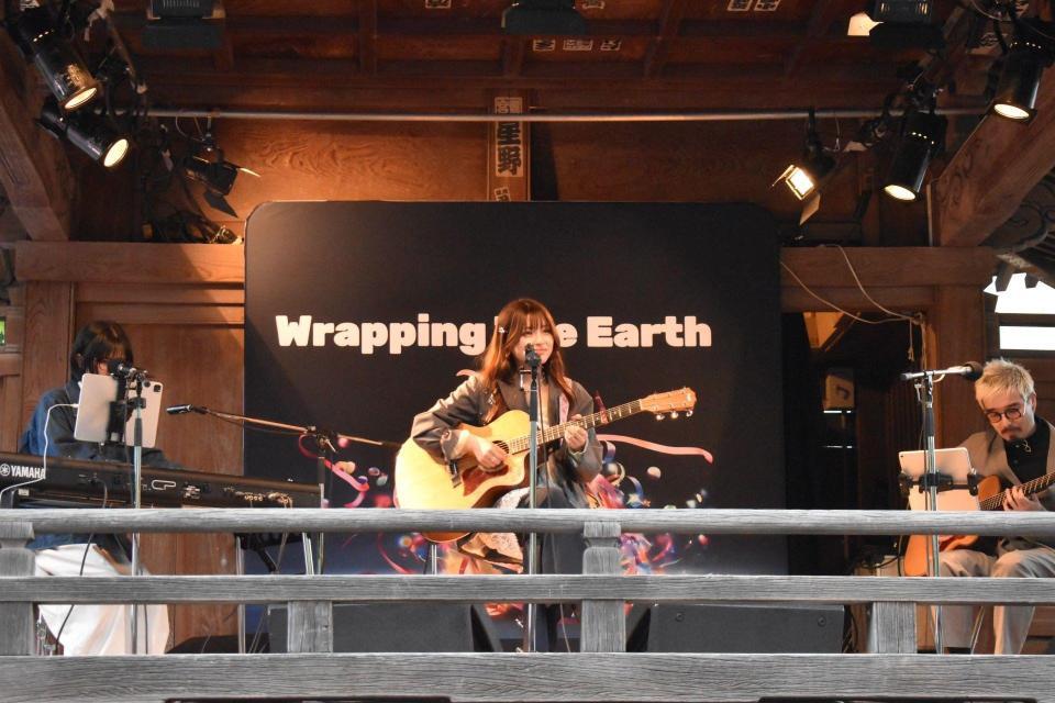 体験型デジタルアートフェス「Ｗｒａｐｐｉｎｇ　Ｔｈｅ　Ｅａｒｔｈ　ｉｎ　根津神社」でライブステージを行ったアーティストのＫｕｃｃｉ