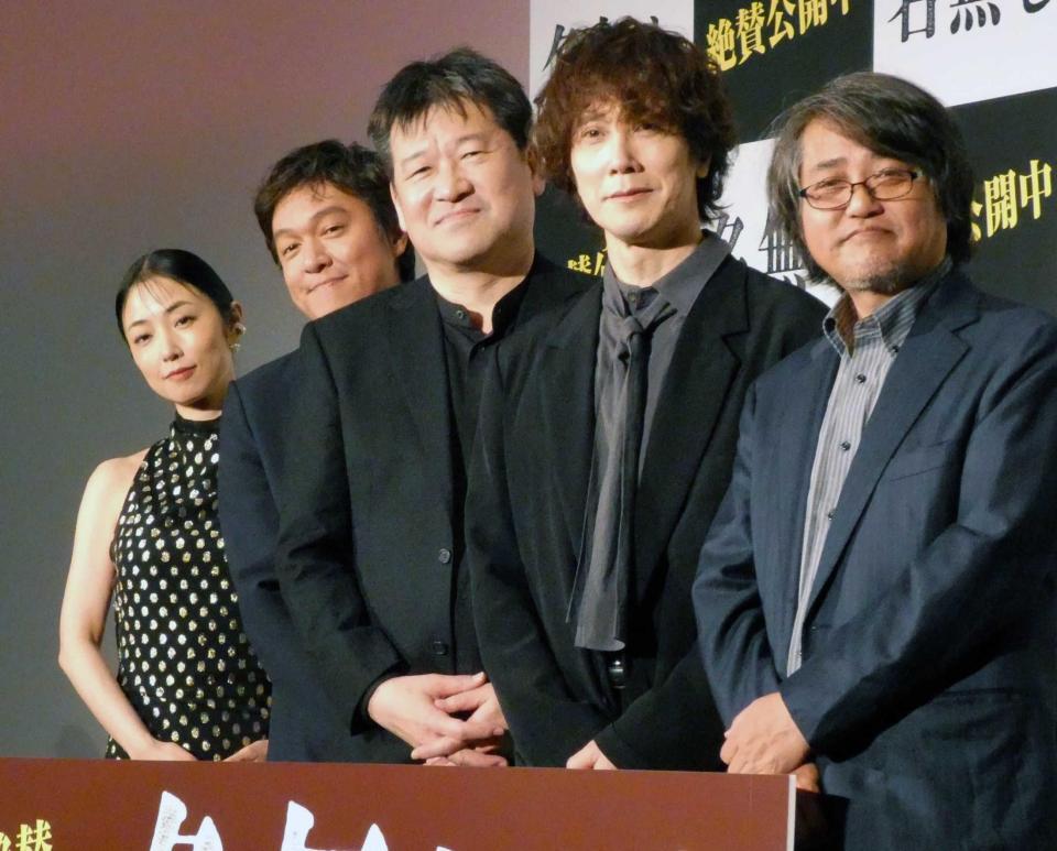 　（左から）ＭＥＧＵＭＩ、丸山隆平、佐藤二朗、佐々木蔵之介、城定秀夫監督