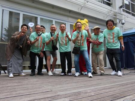 芸協らくごまつりの開会式に出席した（左から）柳亭小痴楽、三遊亭遊喜、笑福亭希光、桂宮治、三遊亭小遊三、春風亭昇太、春風亭柳橋、三遊亭小笑