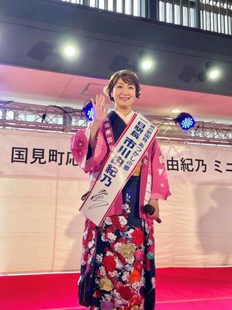 福島県国見町を訪れた市川由紀乃
