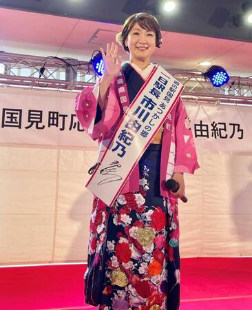 福島県国見町を訪れた市川由紀乃　