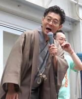 あいさつする柳亭小痴楽