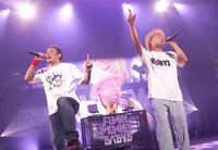 ツアーファイナルで熱唱したＦＵＮＫＹ　ＭＯＮＫＥＹ　ＢΛＢＹ’Ｓのファンキー加藤（左）とモン吉