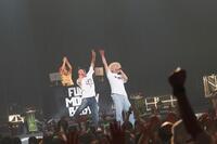ツアーファイナルで熱唱したＦＵＮＫＹ　ＭＯＮＫＥＹ　ＢΛＢＹ’Ｓのファンキー加藤（左）とモン吉