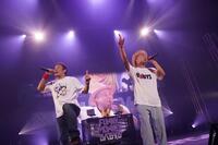 ツアーファイナルで熱唱したＦＵＮＫＹ　ＭＯＮＫＥＹ　ＢΛＢＹ’Ｓのファンキー加藤（左）とモン吉