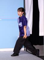 発表会に登壇する川栄李奈（撮影・石井剣太郎）