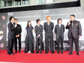両端でやり合う令和ロマンの高比良くるま（左端）と松井ケムリ（右端）に笑顔の森川葵（左から３人目）ら